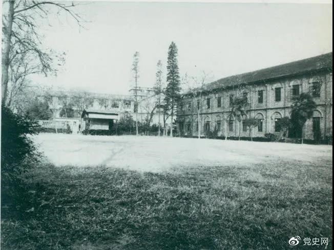 　　1927年3月18日，毛澤東出席在武昌舉行的河南武裝農(nóng)民代表大會，并作湖南農(nóng)運(yùn)狀況報告。圖為大會會場——武昌農(nóng)講所大操場。