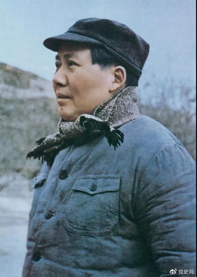 　　1947年3月18日，中共中央機(jī)關(guān)主動撤離延安。毛澤東和周恩來、任弼時等繼續(xù)留在陜北，指揮全國人民解放戰(zhàn)爭。這是轉(zhuǎn)戰(zhàn)陜北前夕的毛澤東。